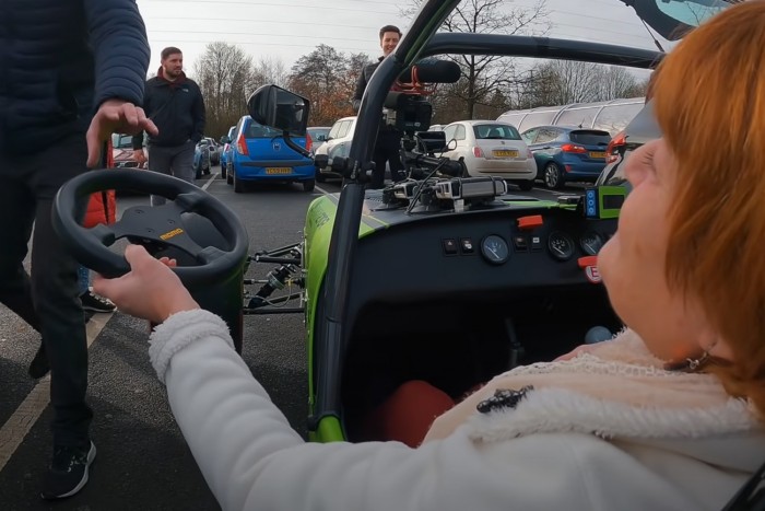 Na, ezért nem teszünk utcai autóra F1-es gumit