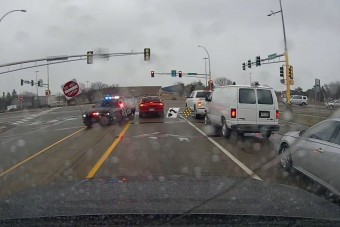 Elmérte a kanyart a rendőr, kiütötte a KRESZ-táblát