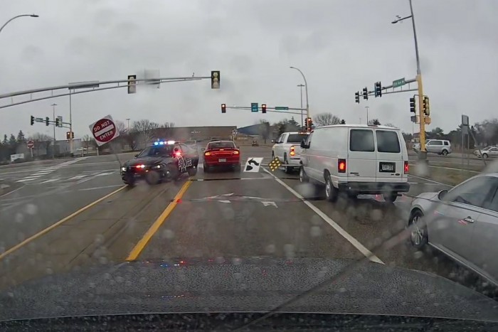 Elmérte a kanyart a rendőr, kiütötte a KRESZ-táblát