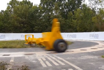 Így tesztelik a csatornafedeleket