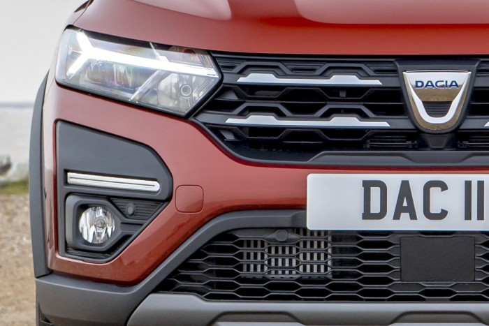 Kitart a hagyományos motorok mellett a Dacia