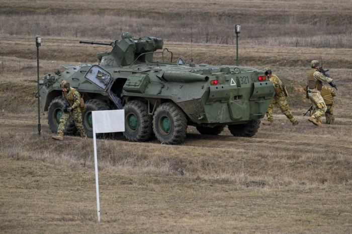Harckocsik árasztják el a magyar utakat