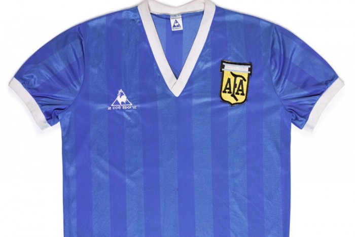 Milliárdokat fizethetnek egy legendás focimezért