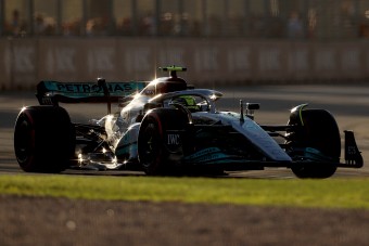 F1: Most fog eldőlni a Mercedes sorsa