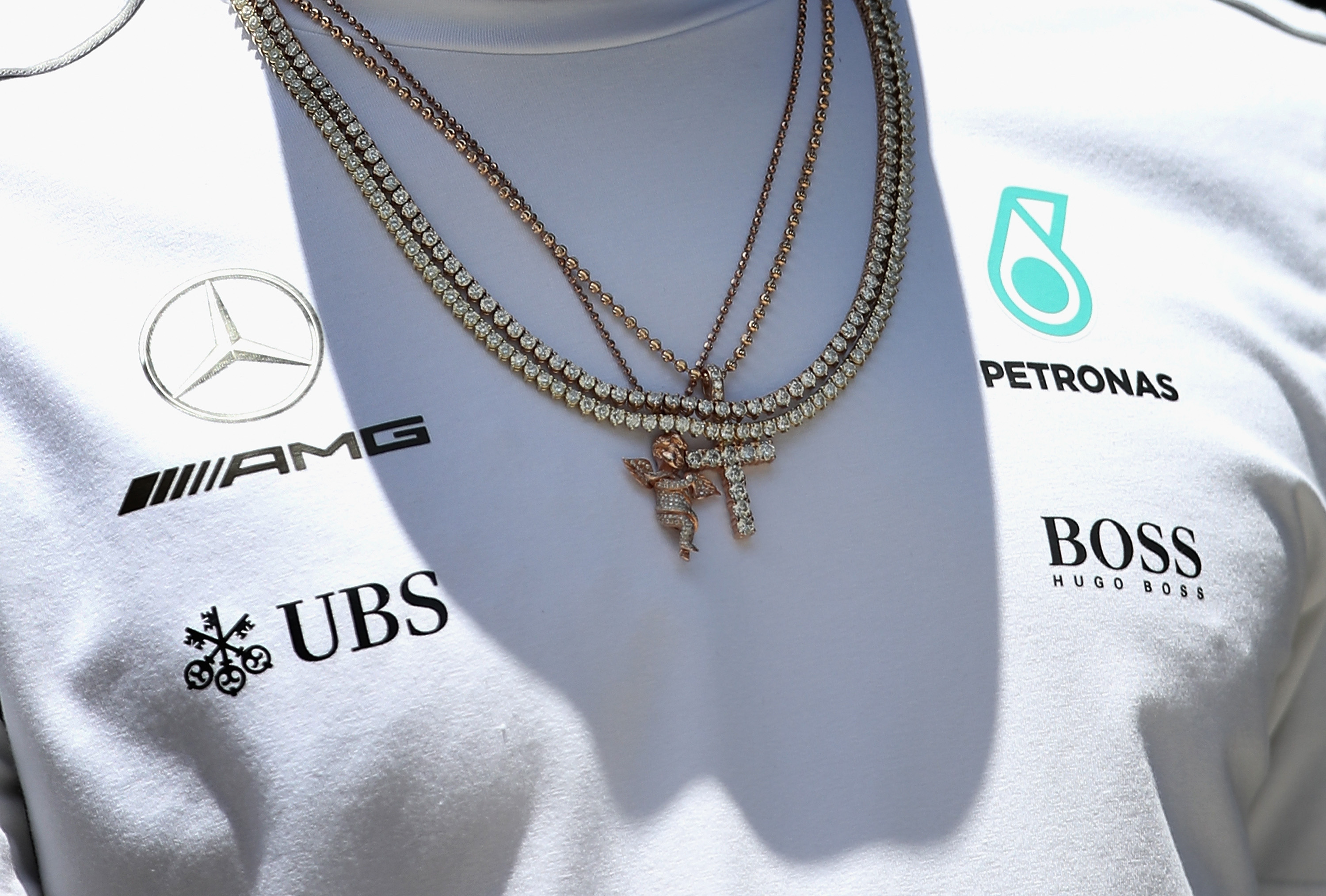 F1: Rendhagyó szabályra figyelmeztették Hamiltonékat 1