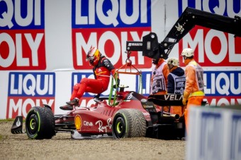 F1: Mások hibája miatt esett ki Sainz 