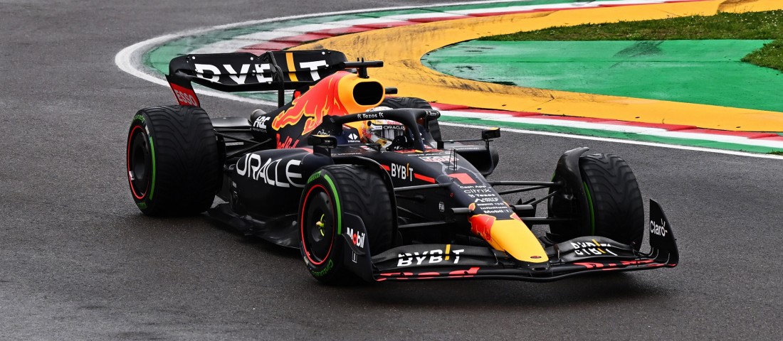 F1: Verstappen győzött Imolában, nagyot bukott a Ferrari