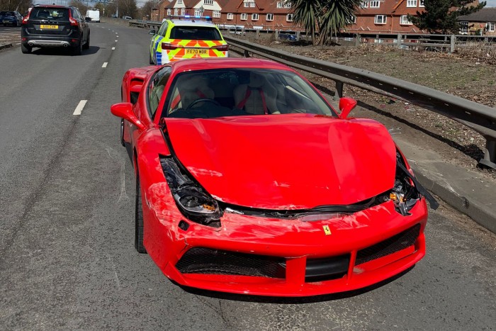 Három kilométer után összetörte az új autóját 1