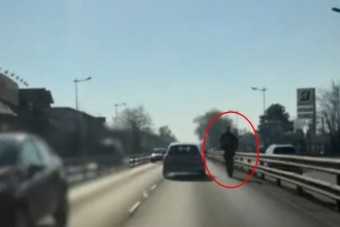 Rollerrel ment a repülőtérre egy férfi a Ferihegyi gyorsforgalmin