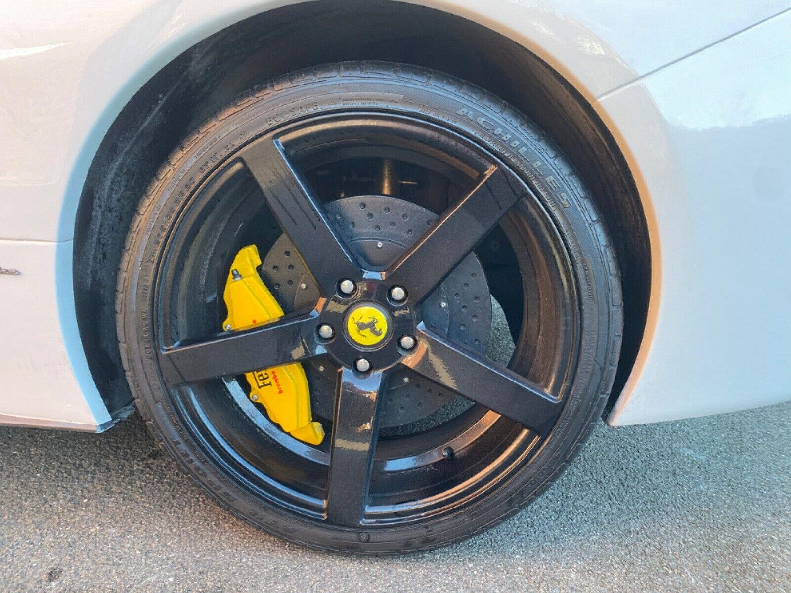 Hatalmas kamu ez a Ferrari, ráadásul rossz helyen hajt 4