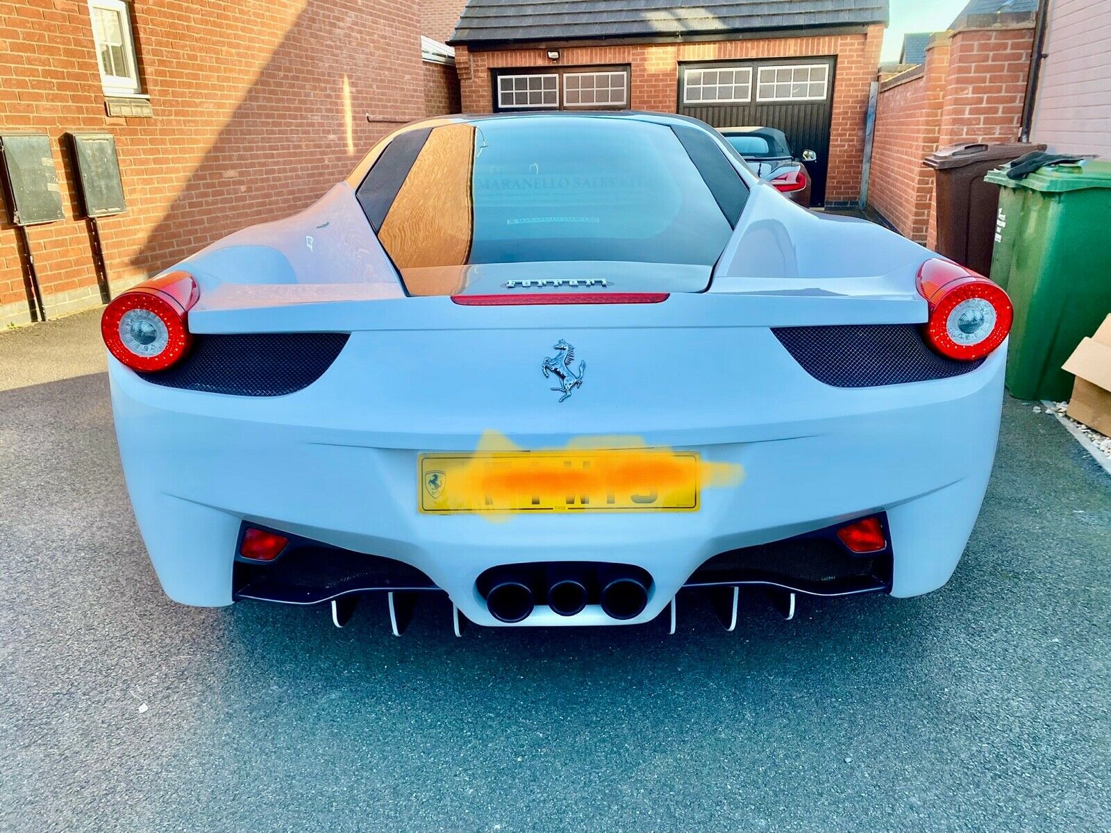 Hatalmas kamu ez a Ferrari, ráadásul rossz helyen hajt 5