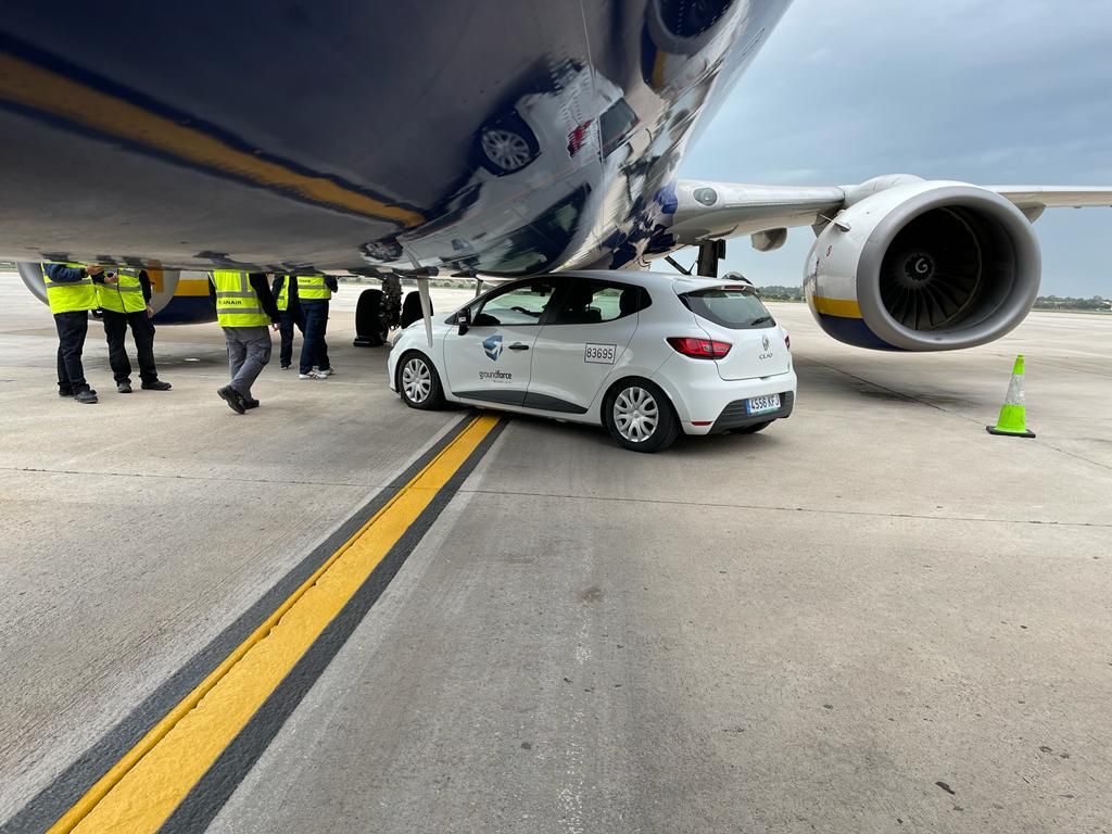 Ritka baleset: Renault Clio ütközött egy Boeing 737-essel 3