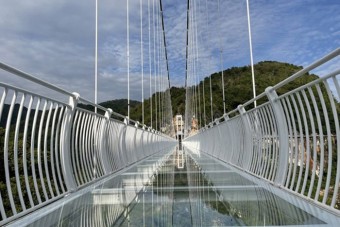 Festői helyen avatták fel a világ leghosszabb üveghídját