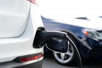 Túl sokáig töltötte a hibridet, megbírságolták