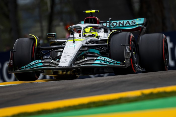 F1: Feszültség a Mercedesnél, Hamilton kibukott
