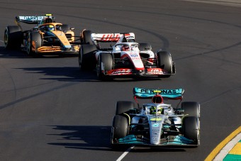 F1: Hamiltont elkényeztették, ezért szenved
