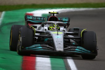 F1: Lekörözték Hamiltont, teljesen összeomlott 