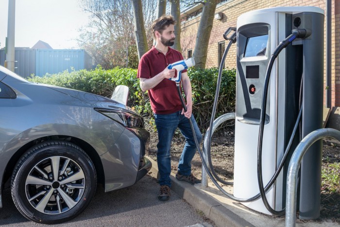 Ingyenpornót kaptak a villanyautósok