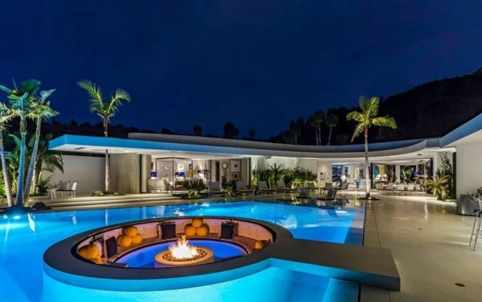 Ehhez a 13 milliárdos birtokhoz illenek az öreg Mercedesek 6 | Vezess Ehhez a 13 milliárdos birtokhoz illenek az öreg Mercedesek 6