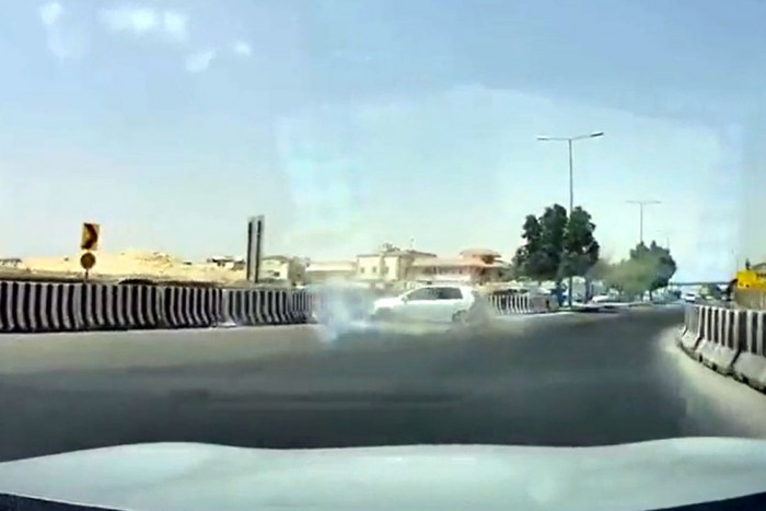 Úgy előzött a golfos, hogy a fal adta a másikat