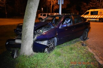 Átadta a kormányt részeg, 16 éves barátnőjének a Hajógyárin, neki is mentek az első fának