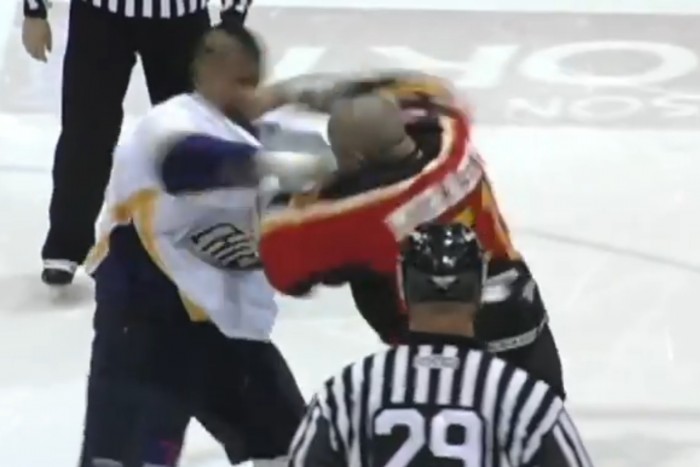 Külön sportág lett a jéghokis bunyó