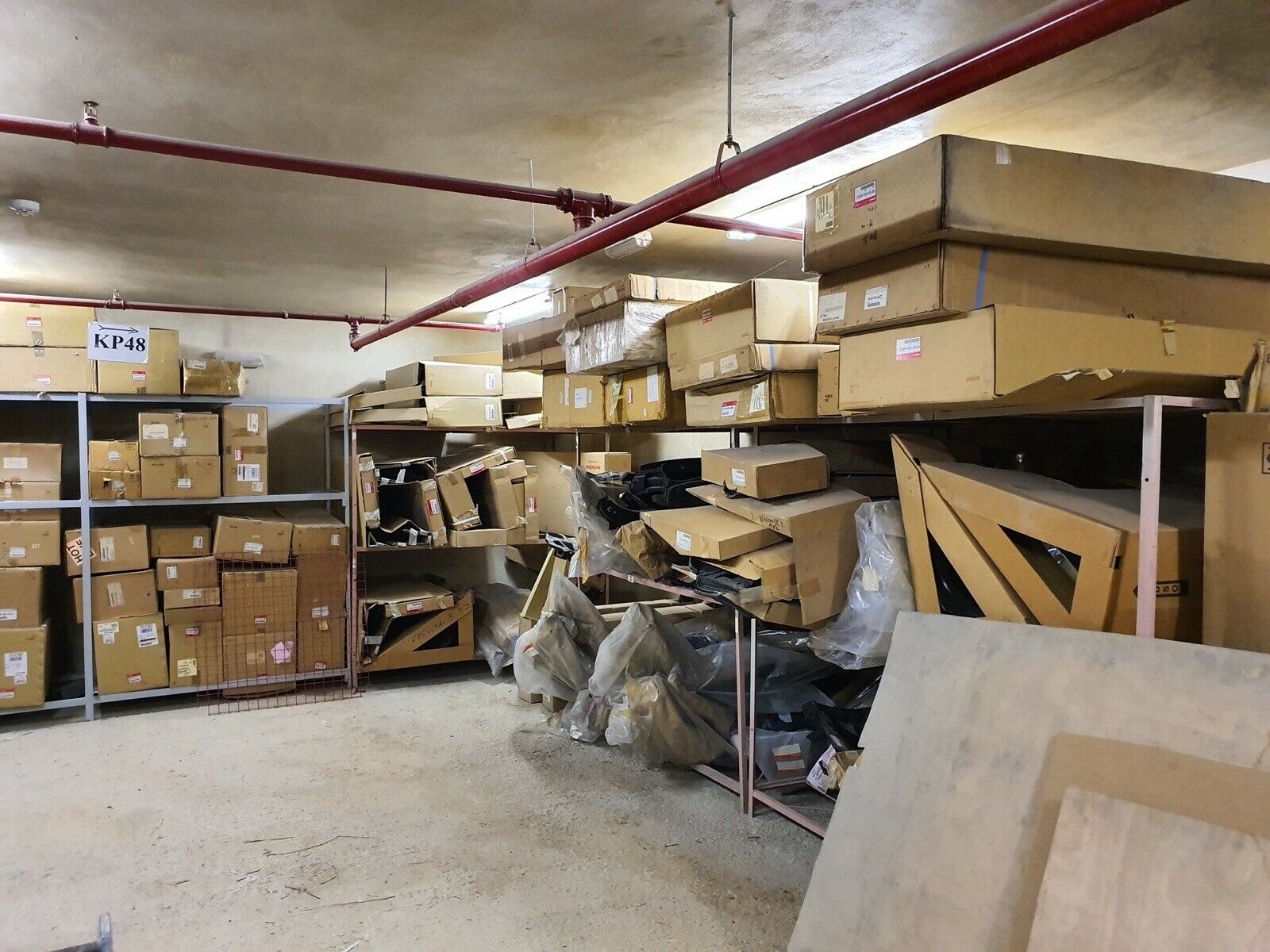 608 millióért eladó egy egész raktárnyi Honda-alkatrész 4