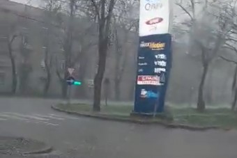 Így püfölte a jégeső az autókat Debrecenben