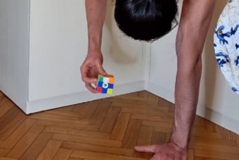 Ez a srác kézen állva is kirakja a Rubik-kockát