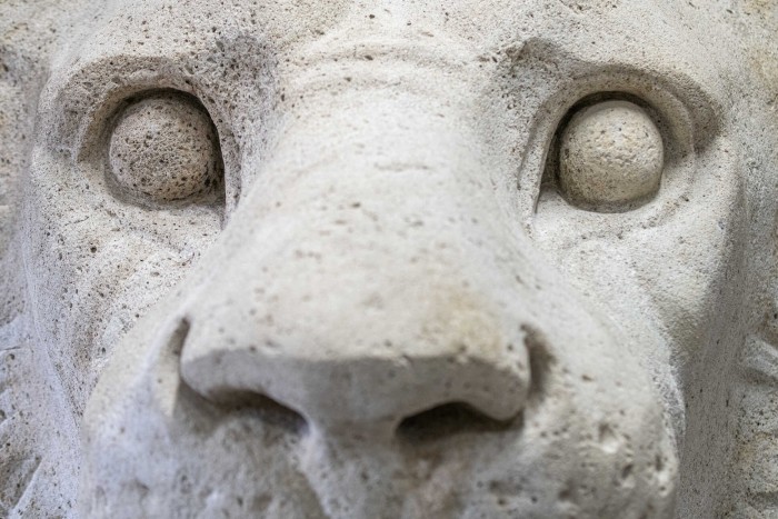 Lézeres kezelésen a Lánchíd oroszlánjai 2