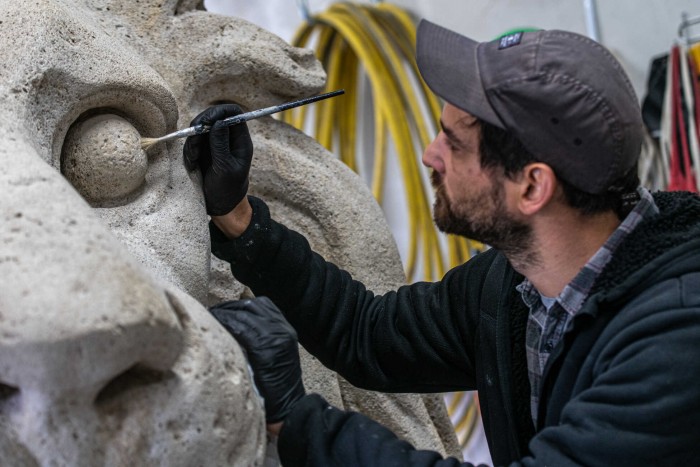 Lézeres kezelésen a Lánchíd oroszlánjai