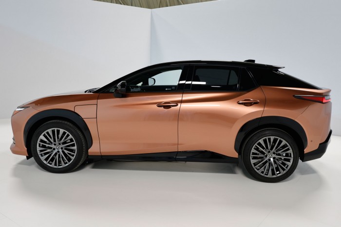 Itt az első, teljesen elektromosnak készült Lexus, az RZ 56 Itt az első, teljesen elektromosnak készült Lexus, az RZ 56