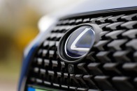 Ha a hibrid már nem elég zöld, jöhet az elektromos Lexus 55