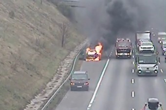 A közutasok kamerái előtt égett porig egy autó az M0-son