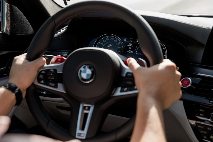 Apja BMW M5-ösével okozott balesetet a magyar lány, lelépett a helyszínről 1 | Vezess Apja BMW M5-ösével okozott balesetet a magyar lány, lelépett a helyszínről 1