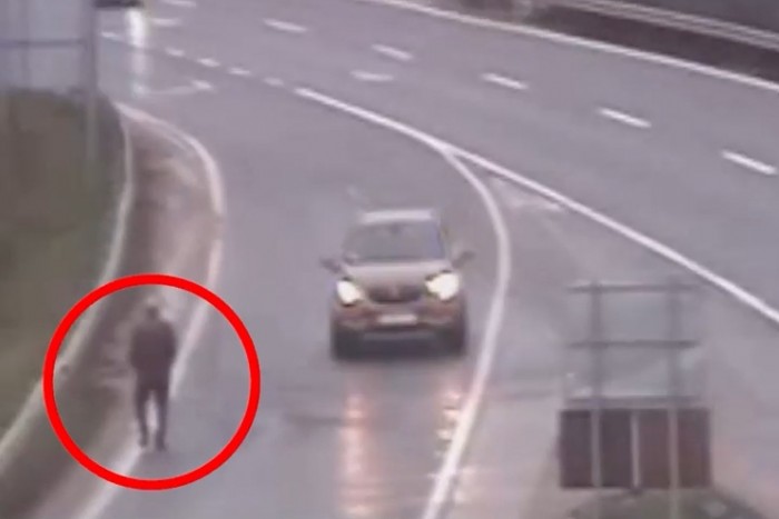 Lekéste a buszt, az M7-esen kóricált egy férfi