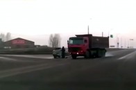 Sokkoló balesetet vett fel a fedélzeti kamera – a motoros is összetette a két kezét utána 1