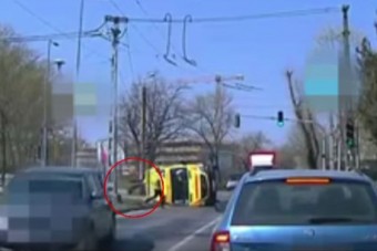 Részeg autós borított fel egy mentőautót Budapesten 