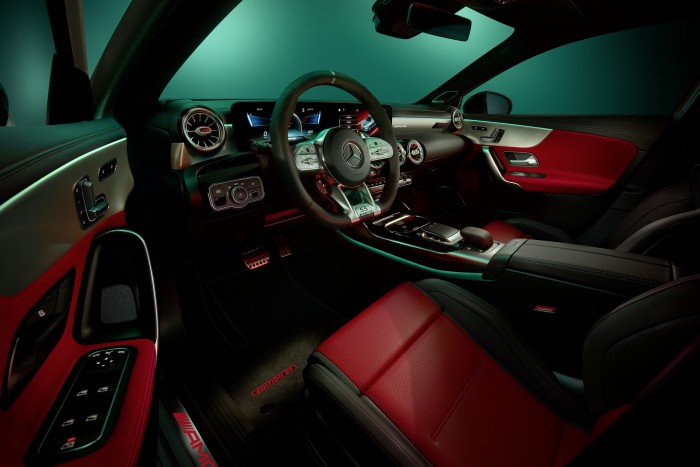 Ötvenöt évesen is virgonc az AMG 7 | Vezess Ötvenöt évesen is virgonc az AMG 7