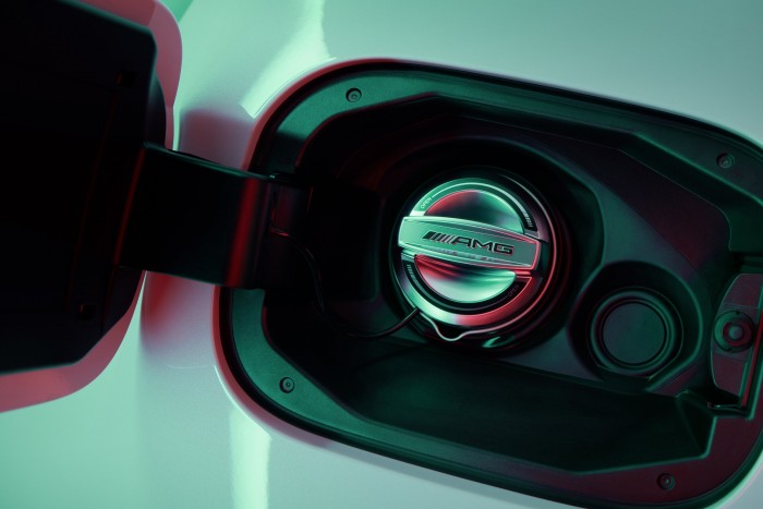 Ötvenöt évesen is virgonc az AMG 6 | Vezess Ötvenöt évesen is virgonc az AMG 6