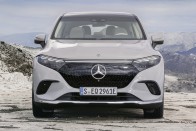 Megérkezett a Mercedes elektromos luxusterepjárója 78