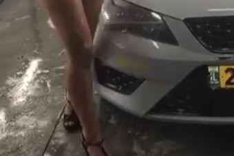 Szexi autómosás még nem volt ennyire fájdalmas