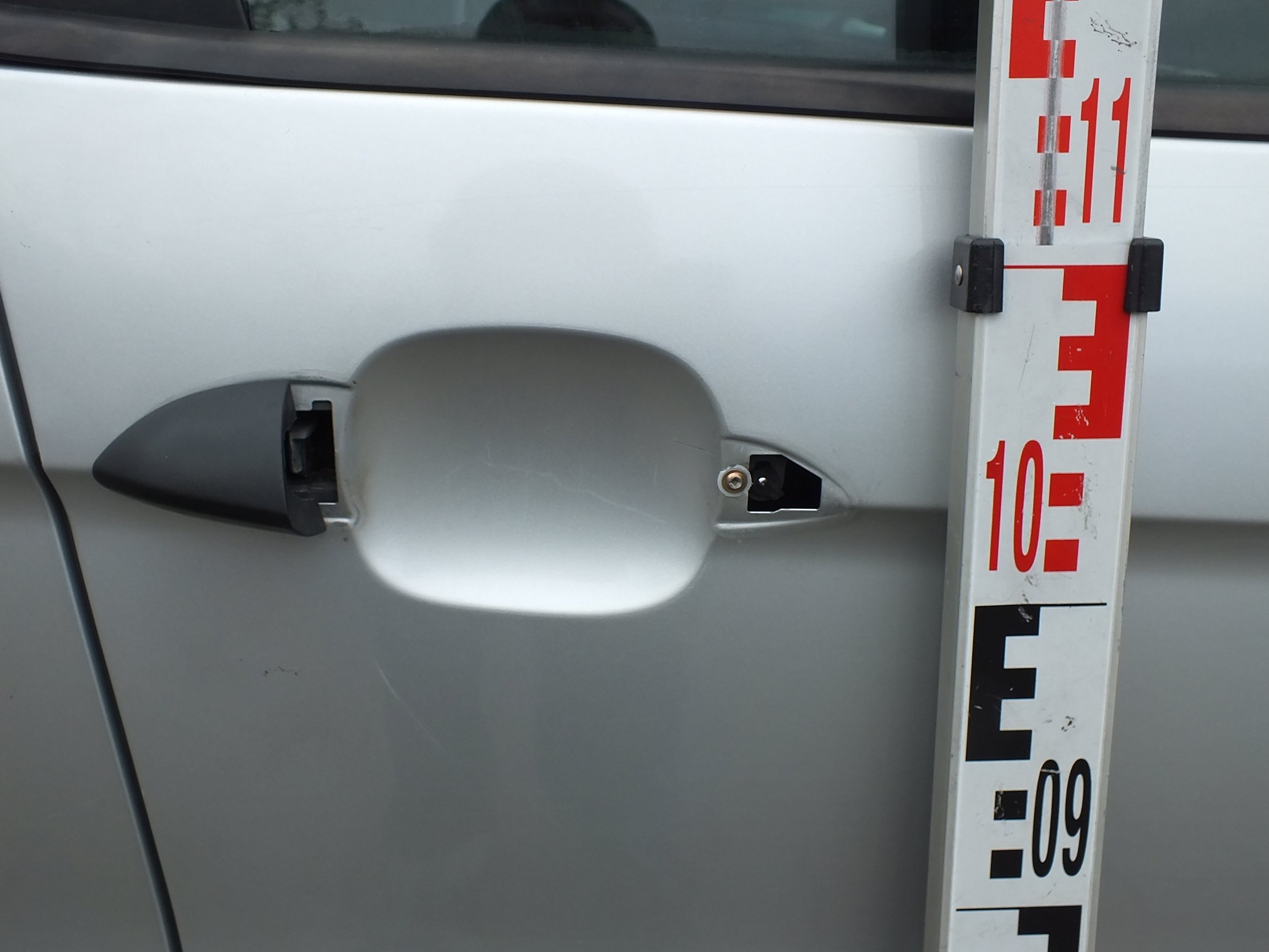 Rajtakapta férjét egy másik nővel a 67-es úton, a dühös feleség szétverte a BMW-t 1