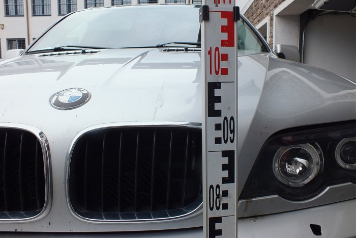 Rajtakapta férjét egy másik nővel a 67-es úton, a dühös feleség szétverte a BMW-t