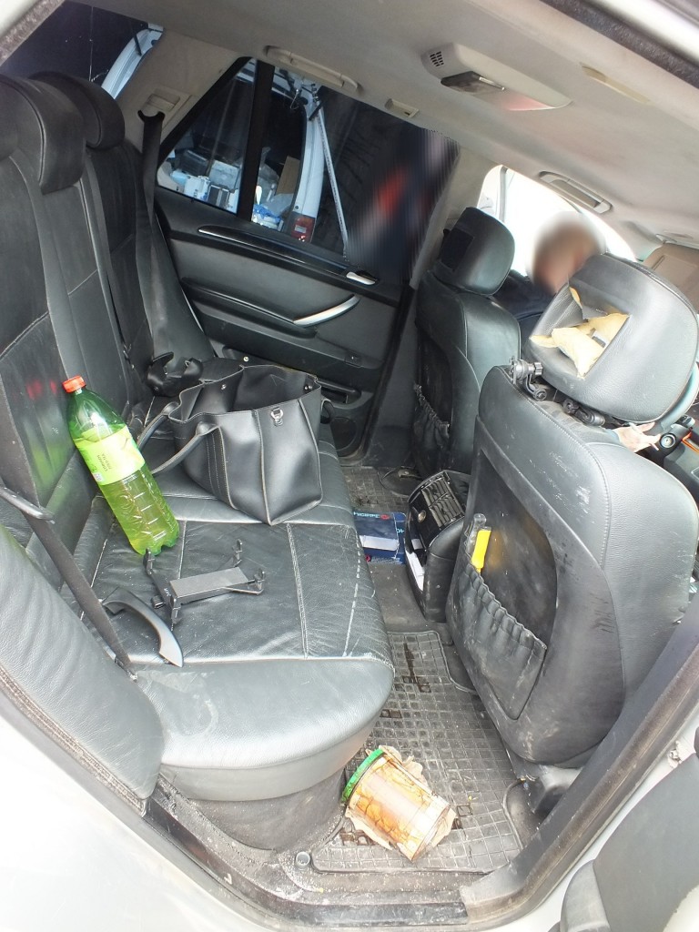 Rajtakapta férjét egy másik nővel a 67-es úton, a dühös feleség szétverte a BMW-t 3