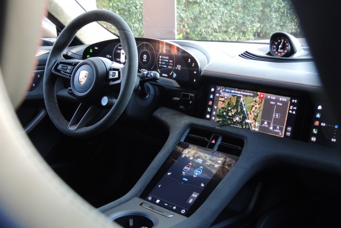 Suttogva tombol, bútort is cipel – itt az új Porsche 8