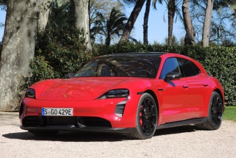 Suttogva tombol, bútort is cipel – itt az új Porsche