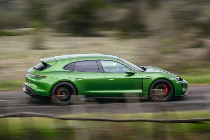 Suttogva tombol, bútort is cipel – itt az új Porsche 16