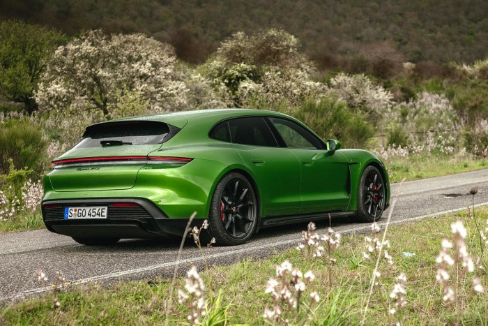 Suttogva tombol, bútort is cipel – itt az új Porsche 6