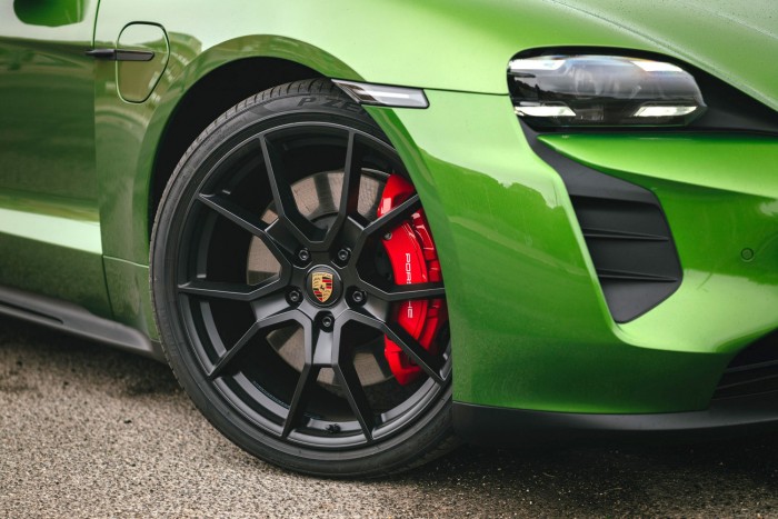 Suttogva tombol, bútort is cipel – itt az új Porsche 7